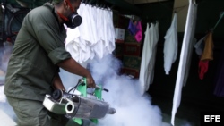 Un soldado fumiga en una vivienda de La Habana como parte de la campaña contra el virus del zika y otras enfermedades transmitidas por el mosquito aedes aegypti. 